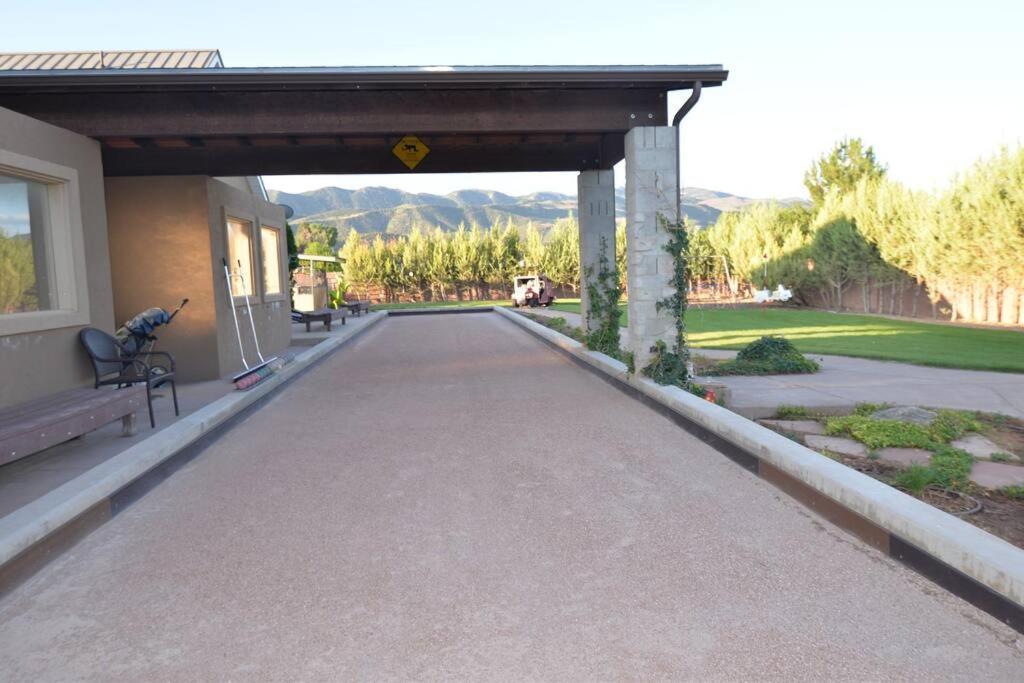 Parowan Tacit Shadow Resort Paradise Deluxe Suite, Gym, Coffee Bar, Hot-Tub, Free Laundry, Food Available מראה חיצוני תמונה
