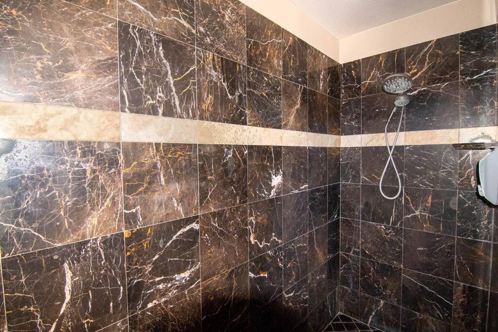 Parowan Tacit Shadow Resort Paradise Deluxe Suite, Gym, Coffee Bar, Hot-Tub, Free Laundry, Food Available מראה חיצוני תמונה
