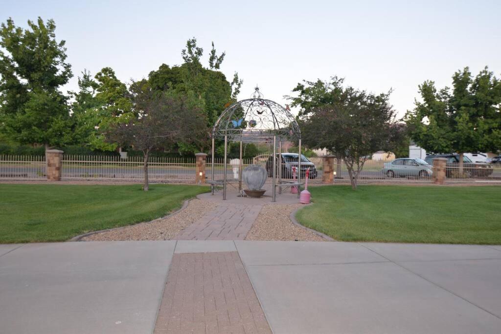 Parowan Tacit Shadow Resort Paradise Deluxe Suite, Gym, Coffee Bar, Hot-Tub, Free Laundry, Food Available מראה חיצוני תמונה