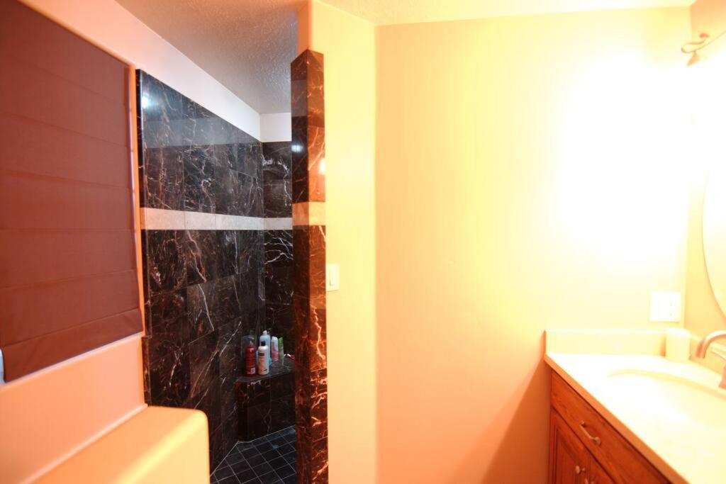 Parowan Tacit Shadow Resort Paradise Deluxe Suite, Gym, Coffee Bar, Hot-Tub, Free Laundry, Food Available מראה חיצוני תמונה