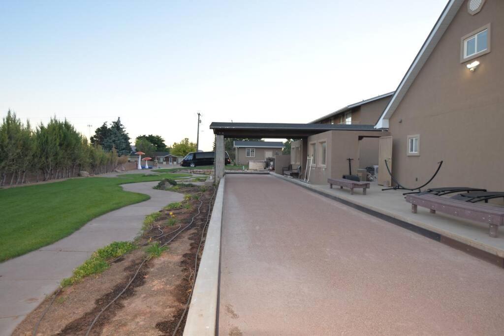 Parowan Tacit Shadow Resort Paradise Deluxe Suite, Gym, Coffee Bar, Hot-Tub, Free Laundry, Food Available מראה חיצוני תמונה