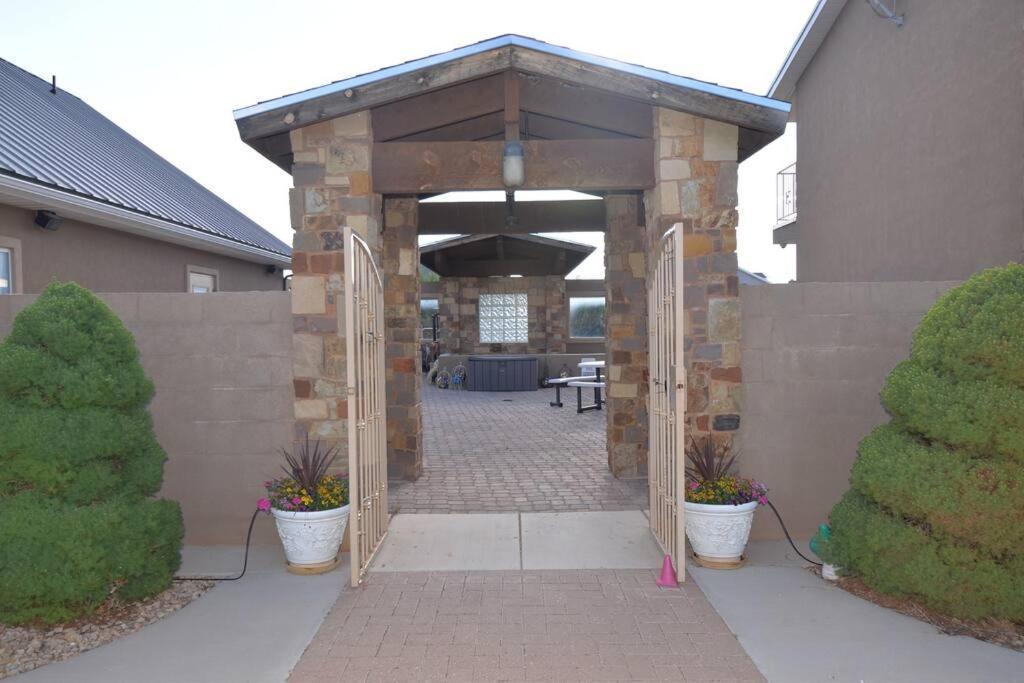 Parowan Tacit Shadow Resort Paradise Deluxe Suite, Gym, Coffee Bar, Hot-Tub, Free Laundry, Food Available מראה חיצוני תמונה