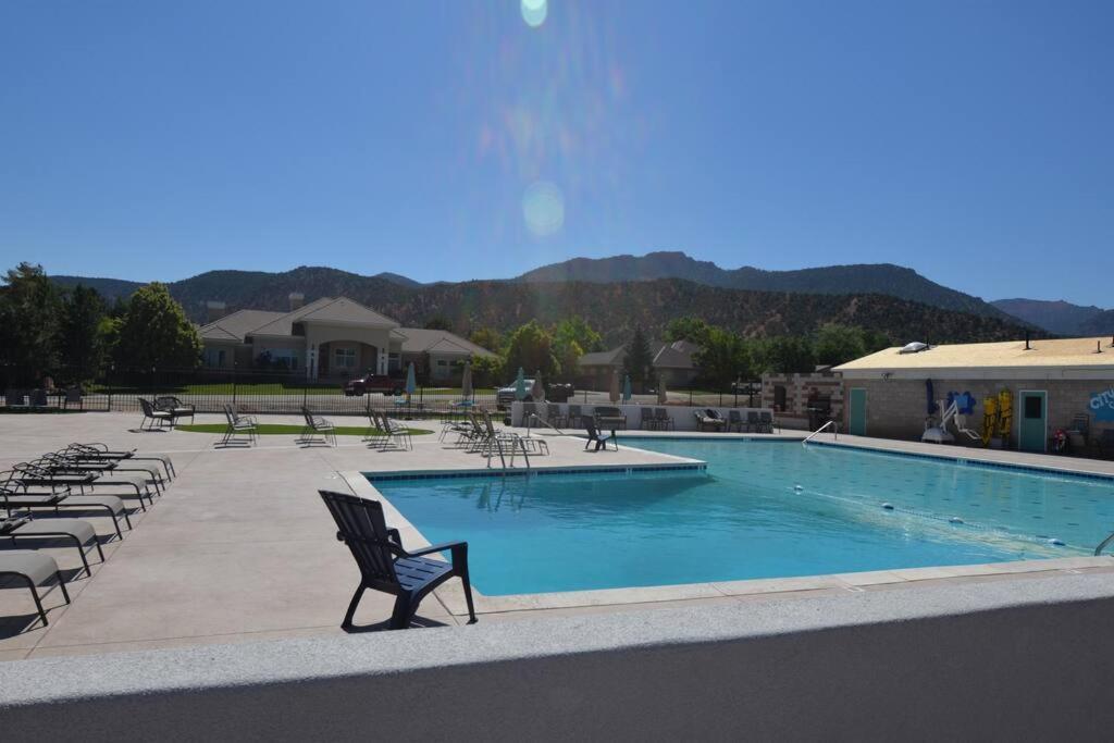 Parowan Tacit Shadow Resort Paradise Deluxe Suite, Gym, Coffee Bar, Hot-Tub, Free Laundry, Food Available מראה חיצוני תמונה