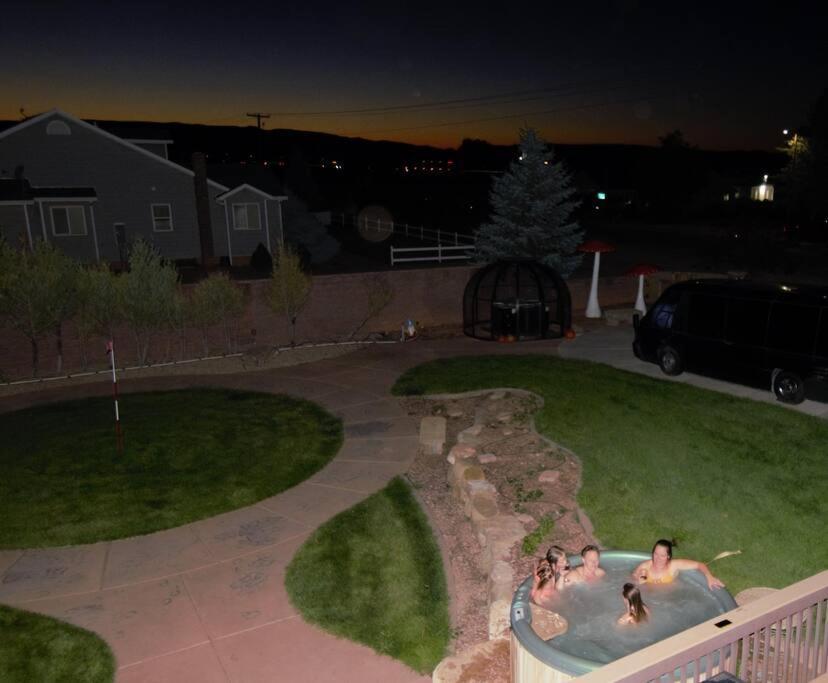 Parowan Tacit Shadow Resort Paradise Deluxe Suite, Gym, Coffee Bar, Hot-Tub, Free Laundry, Food Available מראה חיצוני תמונה