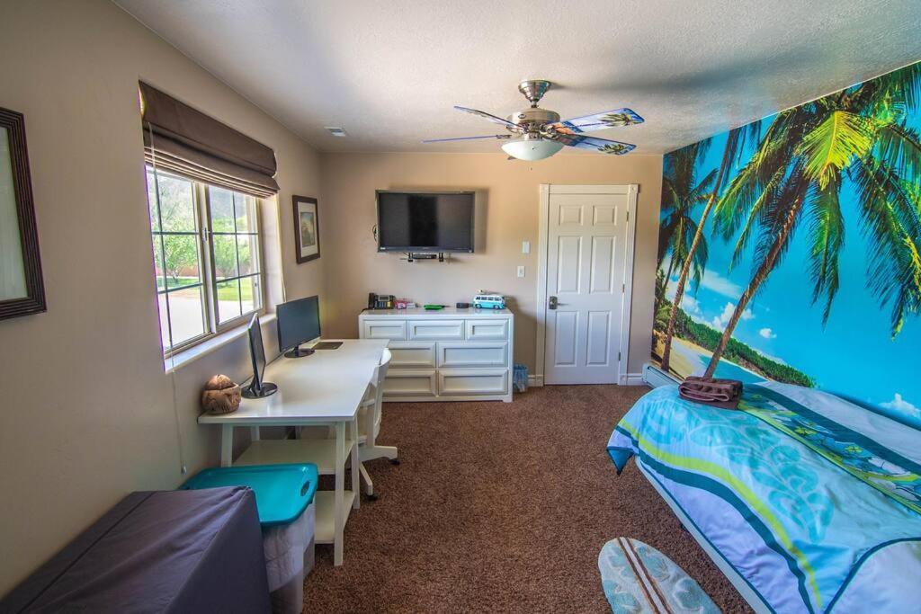 Parowan Tacit Shadow Resort Paradise Deluxe Suite, Gym, Coffee Bar, Hot-Tub, Free Laundry, Food Available מראה חיצוני תמונה